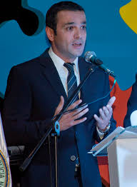 Luego de que el joven leyera el tuit, juan diego se acercó a la pantalla del computador a ver quién lo había. Juan Diego Alvira Wikipedia