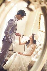 Jangan lupa untuk menambah aksesoris seperti bros bagi pengantin wanita dan kalung bagi pengantin pria. 30 Foto Prewedding Indoor Casual Elegant Simple