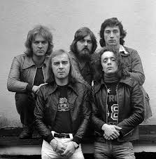 Although they disbanded soon after, cugowski and romuald lipko reformed the band in 1974 and were active until 2014. To Tylko Stare Granie Lecz Ja To Lubie Budka Suflera Za Ostatni Grosz Tonpress 1982