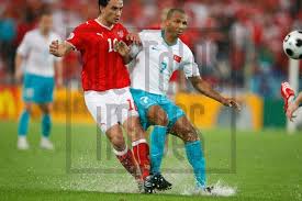 Hakan yakin isviçre'den eski futbolcu on numara son kulüp: Soccrates Images Euro 2008 Turkey Mehmet Aurelio R In Duel Met Hakan Yakin L