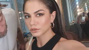 Efes kızlarından bildiğimiz demet özdemir , bengü'yle de çalıştı. Socipol Com