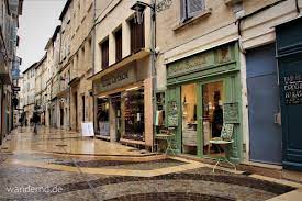 Die stadt hat wenige hostels, die sich im altstadtbereich und nahe der pont d'avignon die gut erhaltene altstadt avignons entführt den besucher in das mittelalter und beeindruckt mit ihrem. Avignon Sehenswurdigkeiten 12 Tipps Fur Den Sudfrankreich Urlaub
