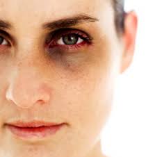 Marido espanca esposa em estacionamento