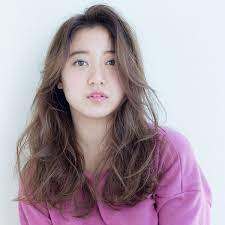 パーマに ほつれ質感 をミックスして 極上の柔らかロングウェーブに マキアオンライン maquia online ロング ウェーブ パーマ 前髪