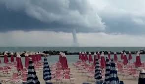 Tromba d'aria a venezia oggi, 4 agosto, tra le 13.30 e le 13.40. Romagna Maltempo Raffica Di Trombe D Aria Lungo La Costa Video