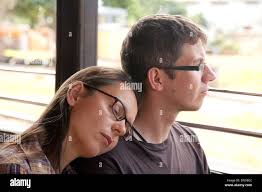 Donna sul treno che dorme immagini e fotografie stock ad alta risoluzione
