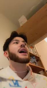 Reaktion auf den Versuch, mit einem Jungen im Bett zu schlafen