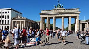 Maybe you would like to learn more about one of these? Verschworungsideologen Und Gegendemos Der Liveticker Uber Die Corona Demos In Berlin Rbb24