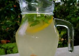 Dia menggunakan sebiji lemon yang di hiris, sebotol jus asam boi, air gula, se tin laici masukkan airnya sekali dan sebatang serai. Resipi Air Lemon Pudina Asam Boi Oleh Shazrina Cookpad