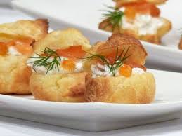 Mini Choux Au Saumon Fume Et Au Fromage Frais Philandcocuisine Saumon Fume Presentation Alimentaire Alimentation