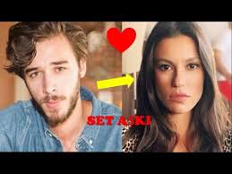 Herkese merhaba, bugün konuğum model, futbol geçmişi olan ve hepimizin dizi ve filmleri ile tanıdığı oyuncu boğaç aksoy. Arka Sokaklar Gercek Sevgilileri Ve Esleri Youtube