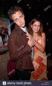 Former receptionist, mom of two, coffee mug collector, bread. Los Angeles Ca September 18 2000 Schauspieler James Gunn Schauspielerin Fiancze Jenna Fischer Bei Der Premiere In Los Angeles Der Neue Film Der Specials Bild Paul Smith Featureflash Stockfotografie Alamy