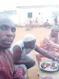 Partage de mechui chez un ami, konaté djibril, vice-président du collectif  des syndicats de transporteurs et chauffeurs de Bingerville dans le cadre  de la célébration de la fête de tabaski. Merci frère