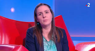 Elle s'appelle sandrine et elle est la championne du moment dans le jeu de nagui « tout le monde veut prendre sa place ». Tout Le Monde Veut Prendre Sa Place La Championne Sandrine Bientot Suspendue Par Nagui Toutelatele