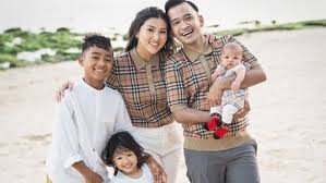 Sebagai tambahan, anda juga perlu mengetahui kapan anak anjing bisa diambil untuk dibawa pulang. Cerita Ruben Onsu Adopsi Anak Angkat Berbakat Dari Ntt