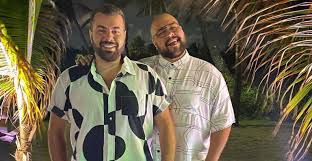 Página oficial do ator, cantor e diretor. Tiago Abravanel Posa Com O Marido Fernando Poli Durante Viagem Onde A Conquista Comecou