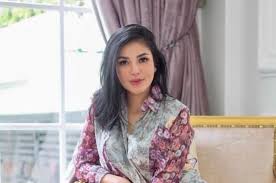 Nindy ayunda mengaku dahulu dirinya selalu untuk bertahan dalam rumah tangganya. Dimata Matai Suruhan Keluarga Suami Nindy Ayunda Takut Kehilangan Harta Kali Pikiran Rakyat Com