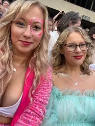 Oh, the sweet moments of life! Like the moments when 2 nights ago a  16-year-old teenager was invited to a concert by Taylor Swift and Taylor's  mom Andrea (pictured with Lulu top