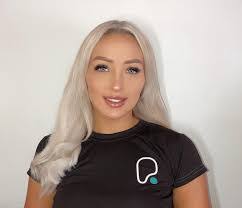 Hollie Hicks's Instagram, Twitter & Facebook