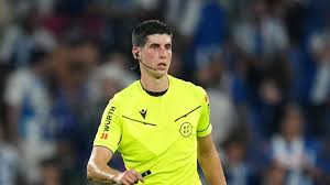 ¡Escándalo en La Liga! Árbitro perdona expulsión clave: ¿Error o Favoritismo? - Imagen principal del artículo