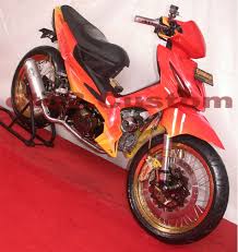 Selain itu, motor suzuki satria juga memiliki bentuk desain yang amat stylish serta dinamis, sehingga motor matik besutan suzuki ini banyak di gemari oleh para sobat otomotif khususnya para sobat modifikasi motor. 25 Gambar Motor Modifikasi Honda Revo Cw Dengan Beragam Gaya Wallpaper Modifikasi Motor