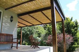 Terrasse bois couvert pergola bois structure bois abri. Canisse Pergola 35 Idees Pour Un Ombrage Naturel Pour Bien Profiter