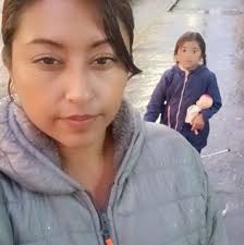 Ola mis pollitos tiene 3 días de nacido y hacen el popo así como agua  amarilla...sea k es normal .....ayuda ⛑️