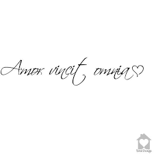Amor Vincit Omnia Vinyl Wall Decal Vinyl Wall Decor Vinyl Decal Wall Decal Wall Stickers Vaggord Va Tatuaggi Citazioni Tatuaggi Frase Idee Per Tatuaggi