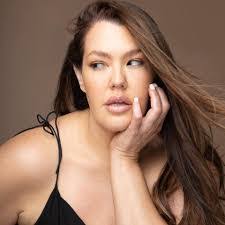 Amber Hauser's Instagram, Twitter & Facebook