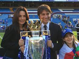 La enóloga de azpilicueta, elena adell, ensambla variedades y elabora vinos que, sin perder la escencia del vino riojano, emocionen y provoquen la curiosidad del consumidor. Conte Holding The Premier League Title With His Wife And Daughter Chelseafc