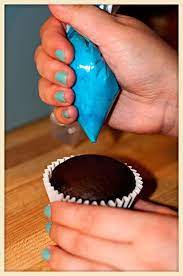 You Can Make An Icing Bag With A Ziploc Bag Or Even Plastic Wrap Baking Tips Diy Frosting Diy Frosting Bag