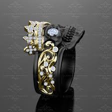 High quality black and gold skull circle gifts and merchandise. Castiel Noir Natural White Diamond Gold Skull Ring