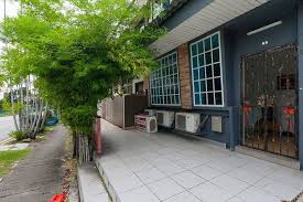 Check Out This Awesome Listing On Airbnb 5 Bedrooms Terrace House Serangoon Houses For Rent In Singapore Terrace House Renting A House Terrace