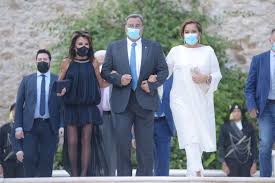 14.09 η κυβέρνηση ακολουθεί τις εισηγήσεις των ειδικών κι αυτές ήταν το άνοιγμα των νηπιαγωγείων και των δημοτικών, δήλωσε στο ραδιόφωνο του alpha η αναπληρώτρια κυβερνητική εκπρόσωπος, αριστοτελία. Kompses Emfaniseis Kai Lamperes Dhmioyrgies Sth De3iwsh Toy Proedrikoy Megaroy Onlarissa Gr Nea Eidhseis Larisa