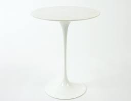 Plateau en marbre de calacatta, pied tulipe en fonte d'aluminium (estampillé). Saarinen Side Tables Knoll