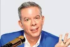 Elvis Duran: Age, Net Worth, Relationships, and Career Highlights