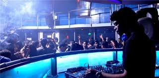 Party starts at 9:00 pm and possibly you may find it not so happening in first hour but it starts gripping slowly and by midnight it becomes amazing, don't quit early. Titos In Goa Titos Nightclub In Goa Populat Nightclubs In Goa