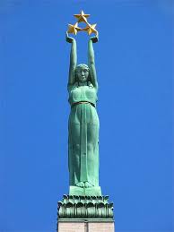 Lettonian Art Deco Statue De La Liberte Au Sommet Du Monument Pour La Liberte Cette Statue Est Surnommee Milda Par Les Ha Deco Statue Art Deco Art Deco Era