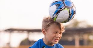 Sikap otot leher yang benar saat melakukan teknik dasar gerakan menyundul bola adalah a.dikeraskan b.dikendurkan c.dilenturkan d.dilemaskan 2. Sering Menyundul Bola Bikin Anak Geger Otak Manado Top News
