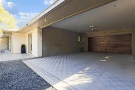 Tidak berbeda dengan bahan yang lain, pada model ini penggunaan baja ringan berwarna putih memberikan kesan minimalis yang kuat. 6 Inspirasi Carport Minimalis Untuk Rumah Impian