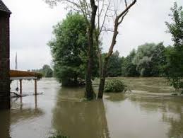 Infolge des dauerregens sind unter anderem hochwasser an bächen und kleineren flüssen sowie überflutungen von straßen möglich. 44jok1npugnrmm
