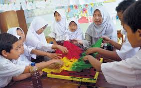 Pasangan suami istri hj.guna dan h.abd.hafid yusuf yang merupakan anak tunggal. Ciptakan Alat Peraga Inovatif Guru Ini Berkesempatan Belajar Ke Belanda Siedoo