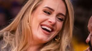 Wystrojona w skórę Adele PROMIENIEJE u boku ukochanego na meczu koszykówki  (ZDJĘCIA)