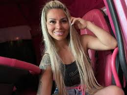 De biquíni, Sheila Bellaver exibe corpão tatuado em vídeo - Famosos |  Entretenimento