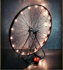 Ein Fahrrad Reifen Als Riesenrad Im Zimmer Ist Als Ein Fahrrad Ist Lichterkette Moglich Reciclaje Muebles Reifen Ries Diy Furniture Diy Wall Art Decor