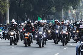 Porque pouca gente parece muita se cada um estiver motorizado. V1nng0wtpfq7m