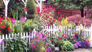 Today's modern cottage gardens look just as lovely—a spill of color as edible and ornamental plants mingle and flop over the edge of a walkway. English Garden Ideas For Small Spaces Youtube
