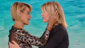 Per simona un taglio asimmetrico sbarazzino nella colorazione biondo chiaro. Taglio Capelli Simona Ventura 2017 Shushanik Juansheriani