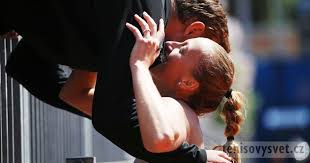 Jiří vaněk ze státního fondu kinematografie čtk sdělil, že si film během jara a léta připsal ceny z palm springs, lisabonu, tokia, stuttgartu, cambridge, nominaci na studentskou cenu bafta nebo výběr. Duo Kvitova Vanek Pod Mikroskopem Jak Probiha Jejich Komunikace Tenisovy Svet