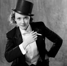 Doch egal für welches motto sich der junge herr entscheidet, wir haben die passende deko für deine mottoparty parat. Hollywood Mottoparty Kostum Ideen Retro Marlene Dietrich Mottoparty Hollywood Mottoparty Hollywood Party